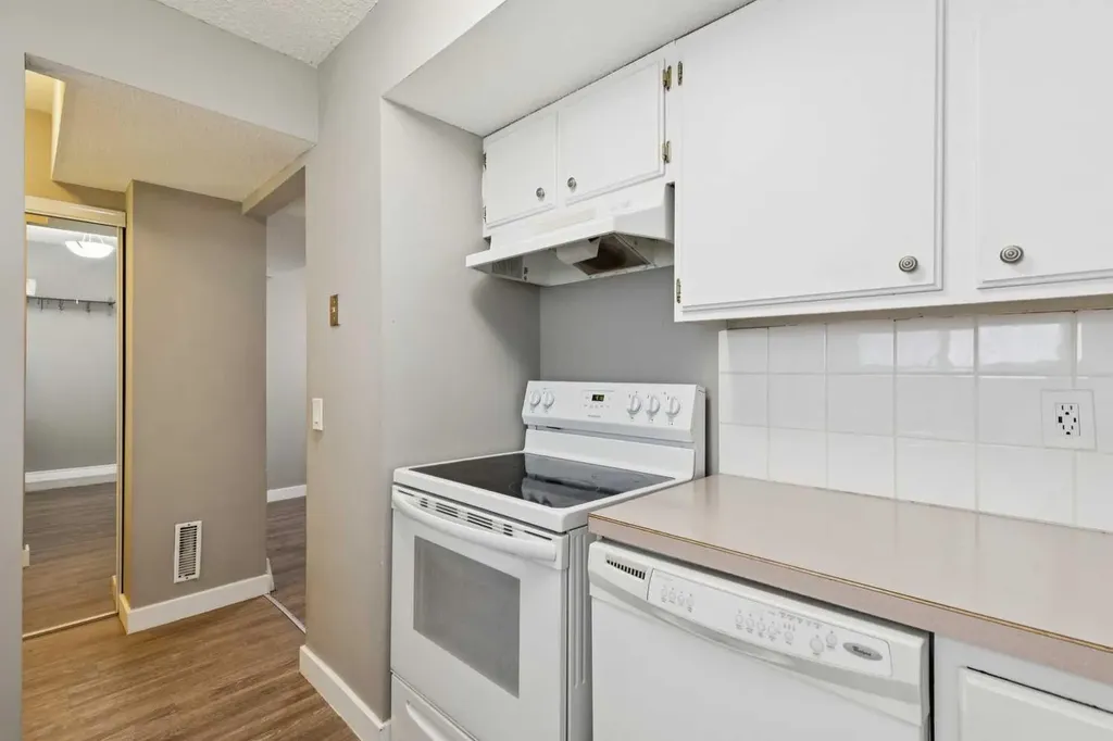 2520 Palliser Drive SW Calgary AB T2V 4S9