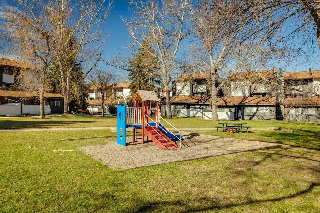2520 Palliser Drive SW Calgary AB T2V 4S9