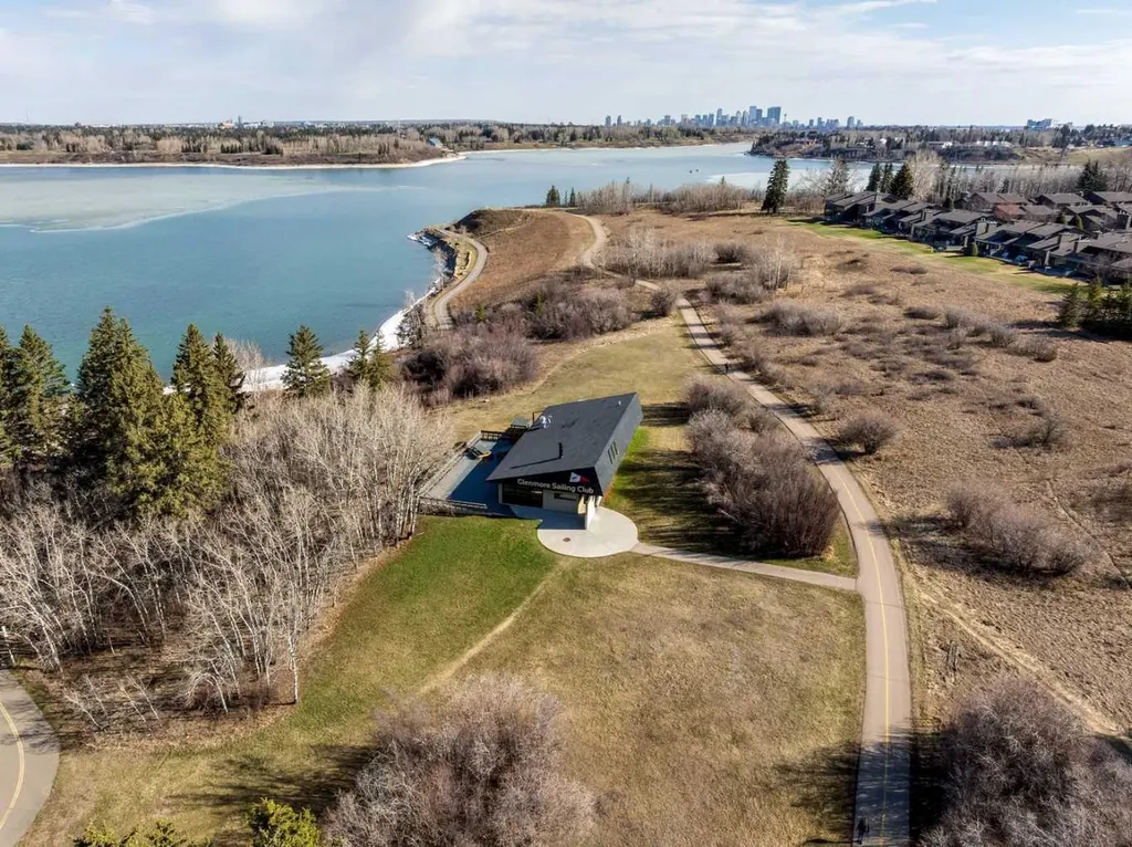 2520 Palliser Drive SW Calgary AB T2V 4S9
