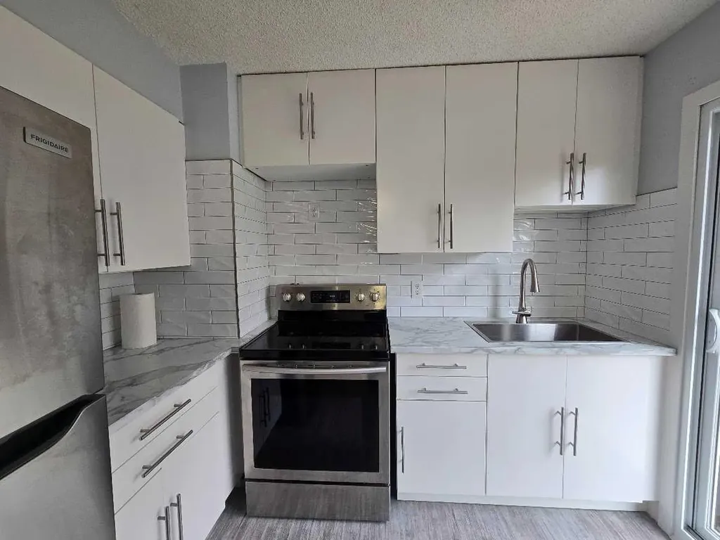 9803 24 Street SW Calgary AB T2V 1S5