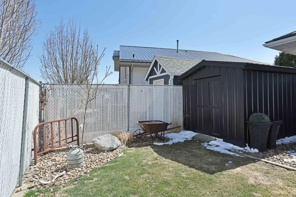 75 Parkland Close E Brooks AB T1R 0M2