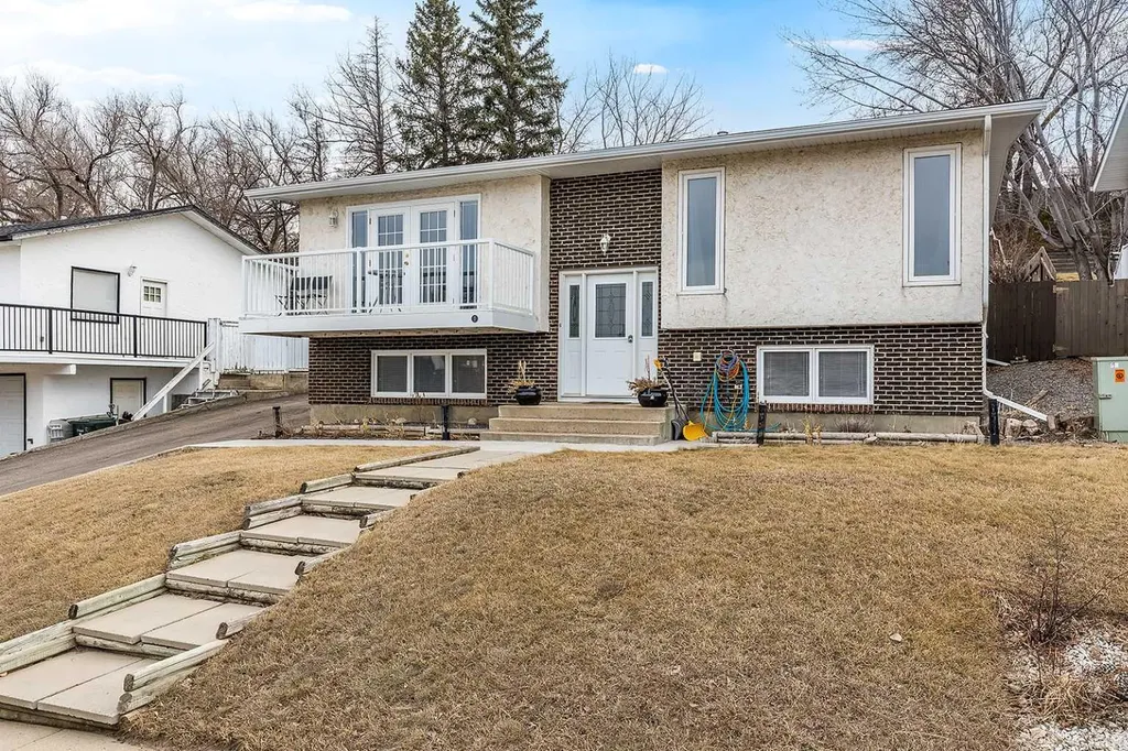7 Valleyview Drive SW Medicine Hat AB T1A7K5