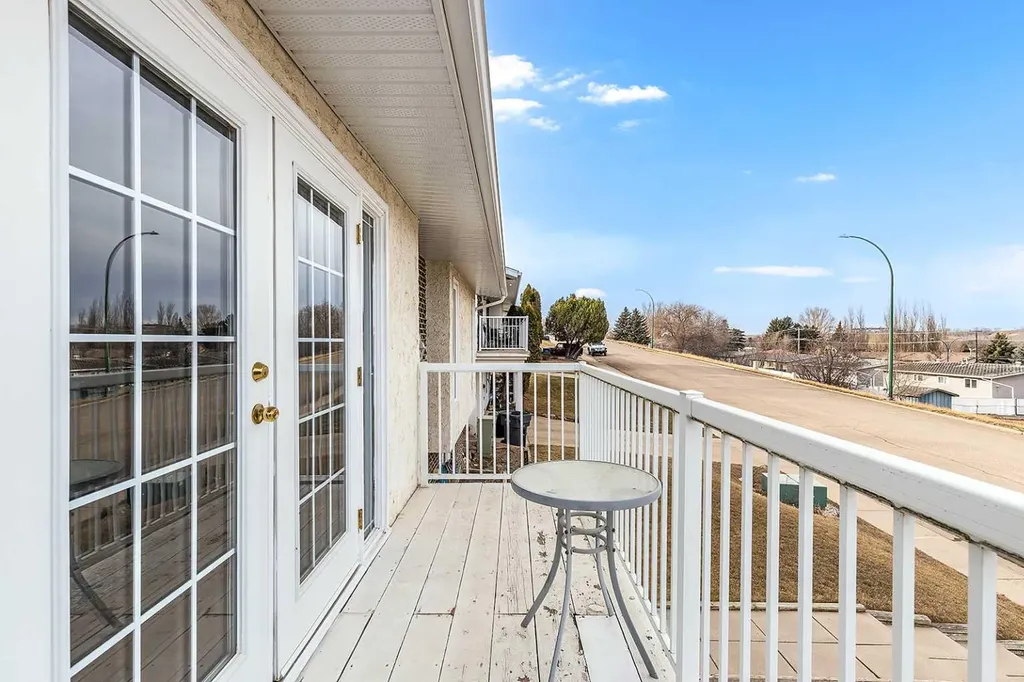 7 Valleyview Drive SW Medicine Hat AB T1A7K5