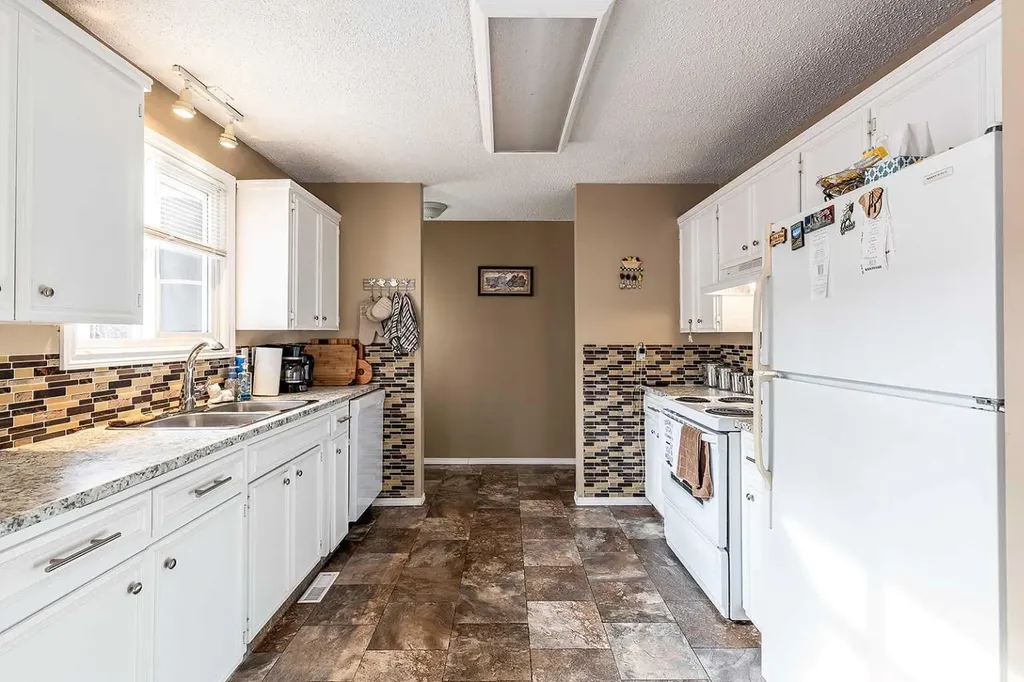 7 Valleyview Drive SW Medicine Hat AB T1A7K5
