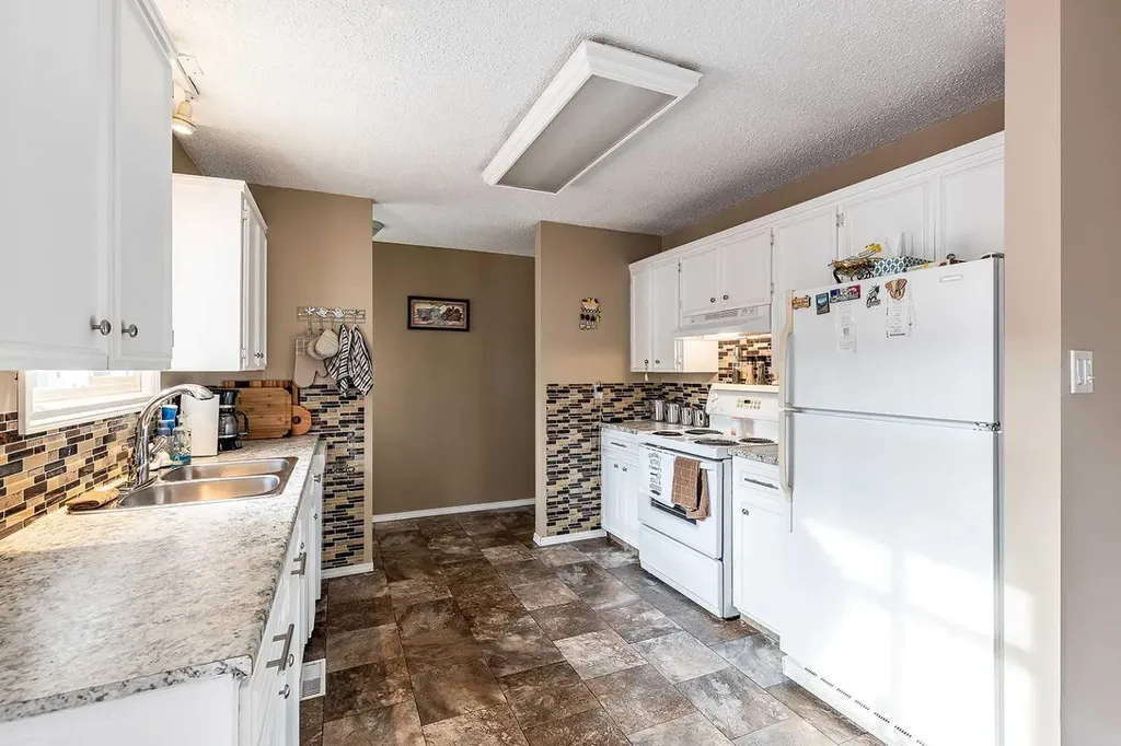 7 Valleyview Drive SW Medicine Hat AB T1A7K5