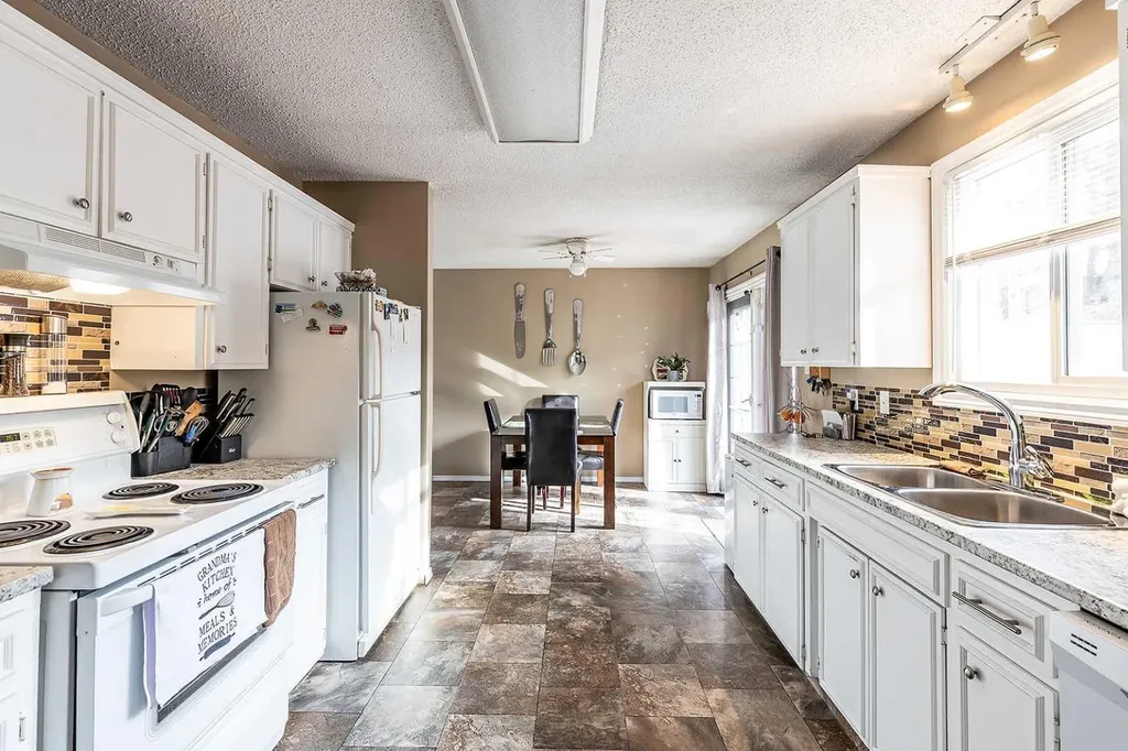 7 Valleyview Drive SW Medicine Hat AB T1A7K5