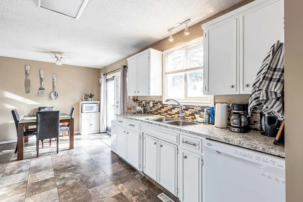 7 Valleyview Drive SW Medicine Hat AB T1A7K5