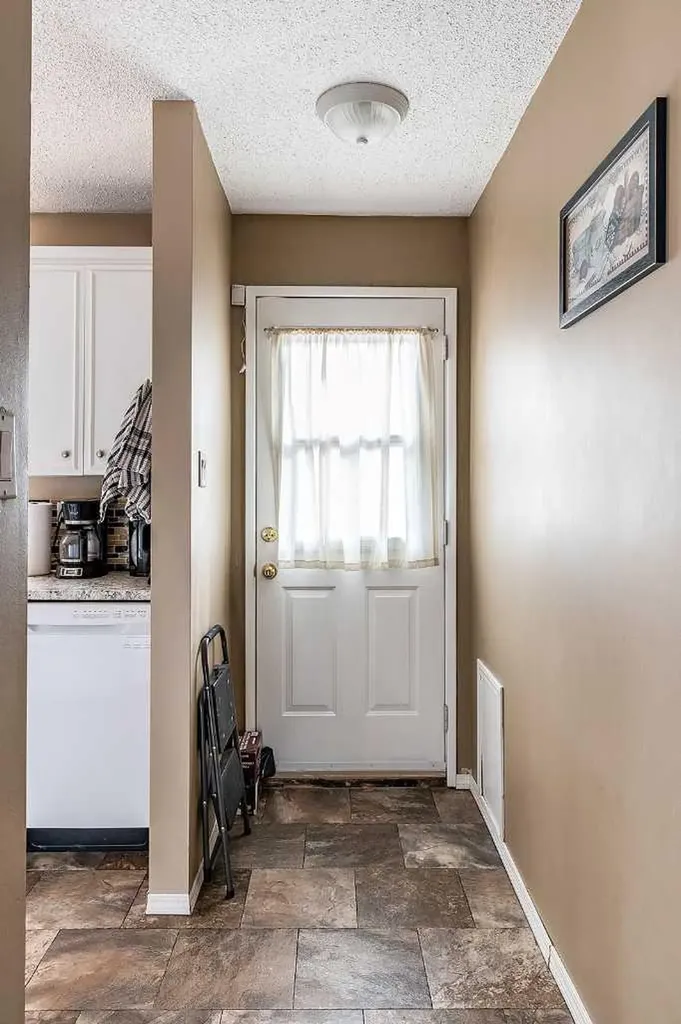 7 Valleyview Drive SW Medicine Hat AB T1A7K5