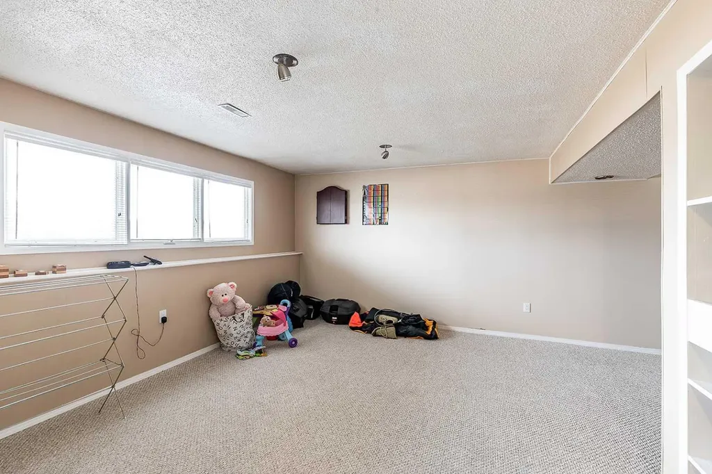 7 Valleyview Drive SW Medicine Hat AB T1A7K5