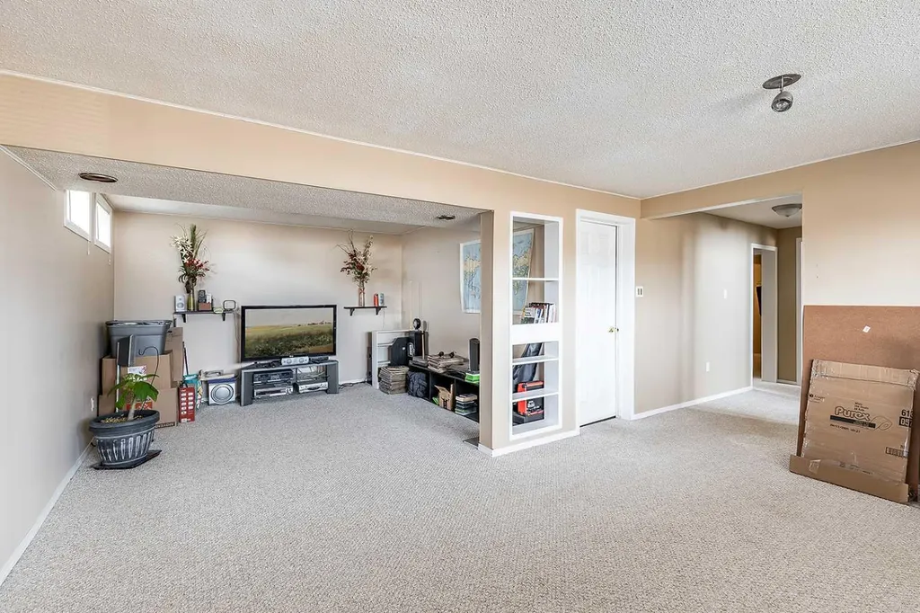 7 Valleyview Drive SW Medicine Hat AB T1A7K5