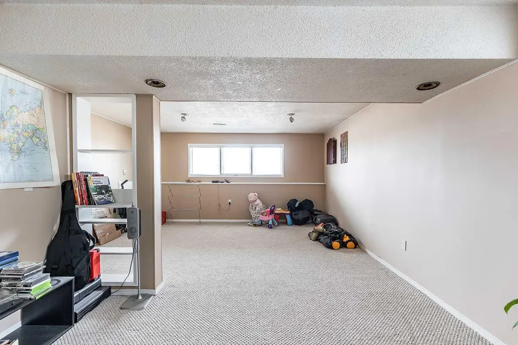 7 Valleyview Drive SW Medicine Hat AB T1A7K5