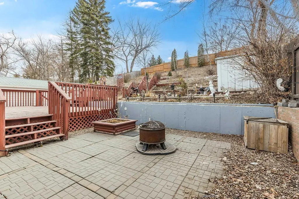 7 Valleyview Drive SW Medicine Hat AB T1A7K5