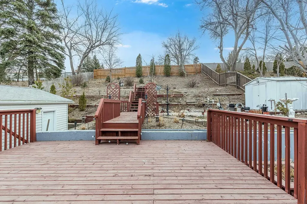 7 Valleyview Drive SW Medicine Hat AB T1A7K5
