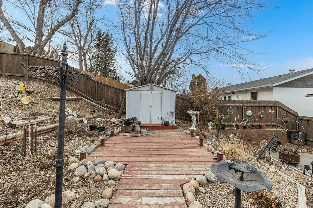 7 Valleyview Drive SW Medicine Hat AB T1A7K5