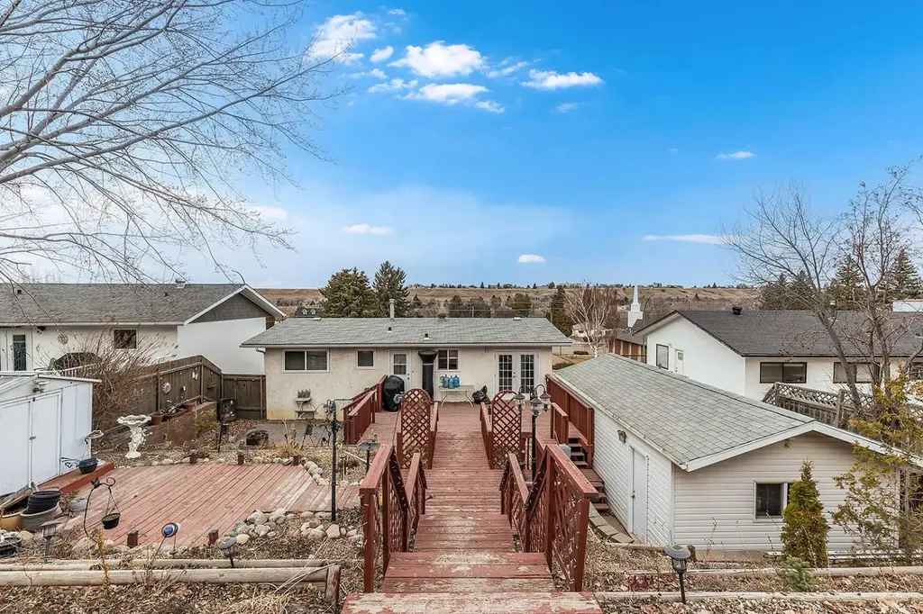 7 Valleyview Drive SW Medicine Hat AB T1A7K5