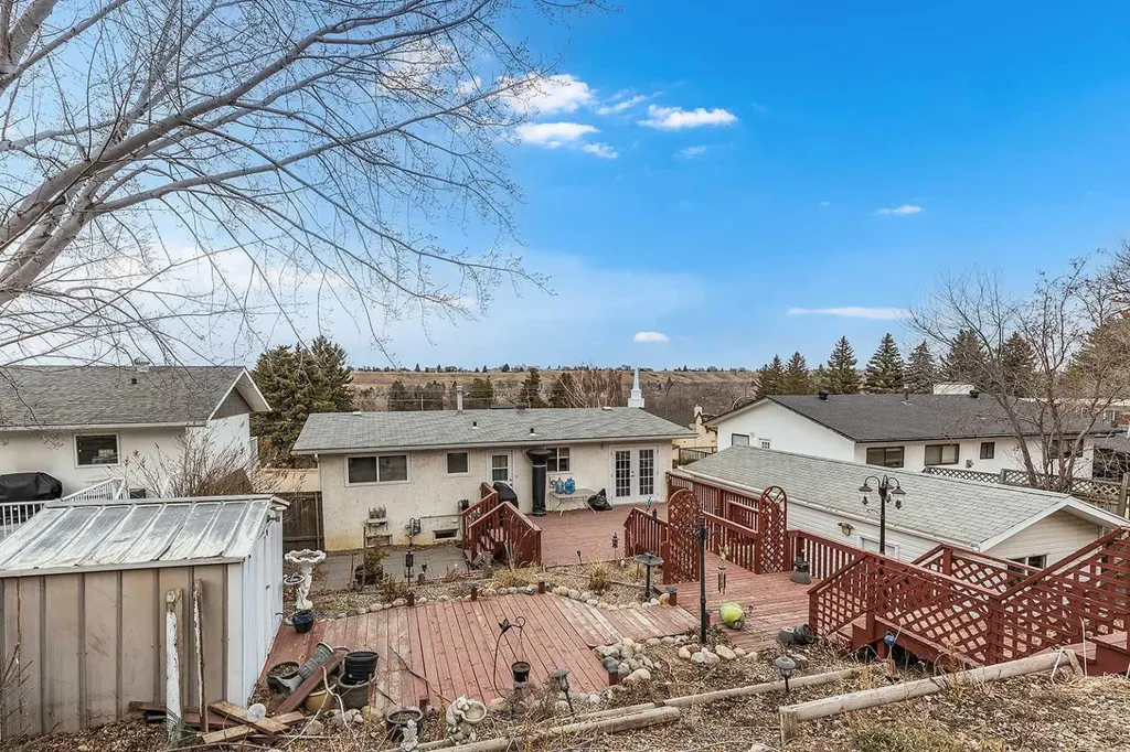 7 Valleyview Drive SW Medicine Hat AB T1A7K5
