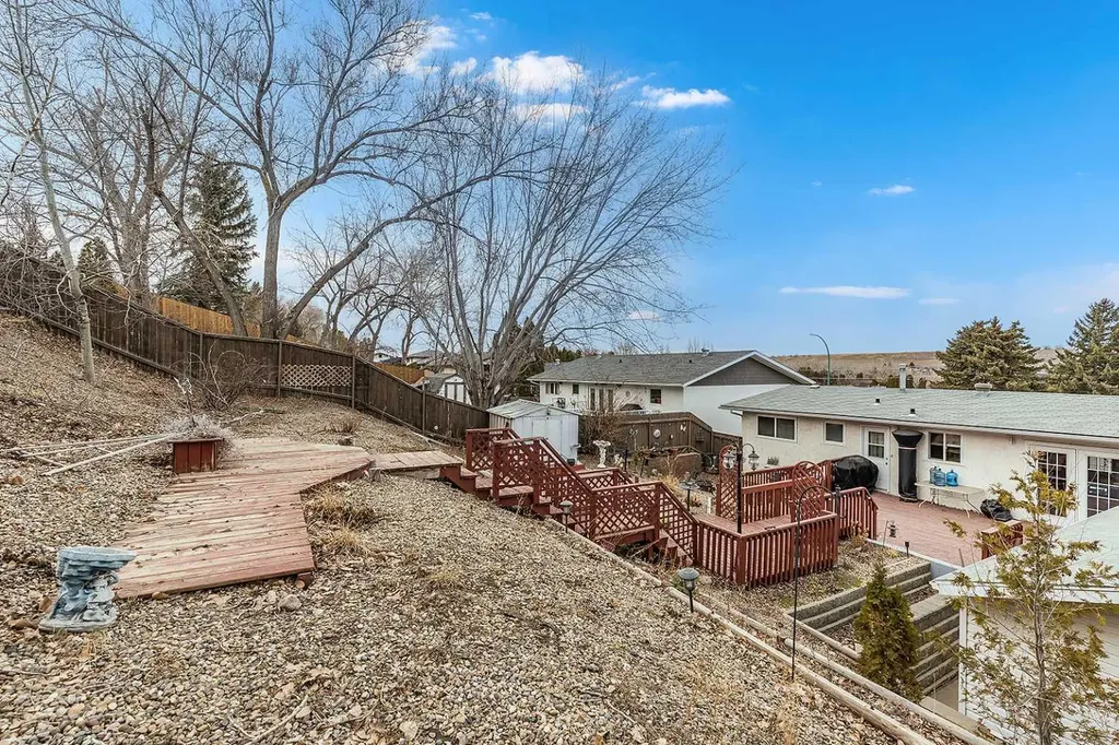 7 Valleyview Drive SW Medicine Hat AB T1A7K5