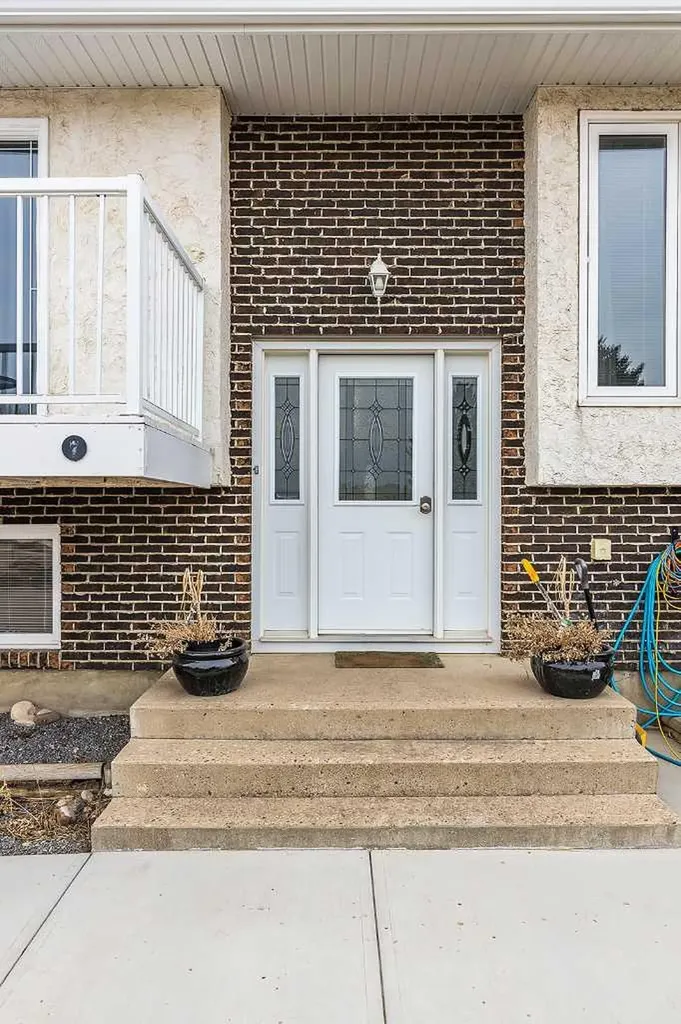 7 Valleyview Drive SW Medicine Hat AB T1A7K5