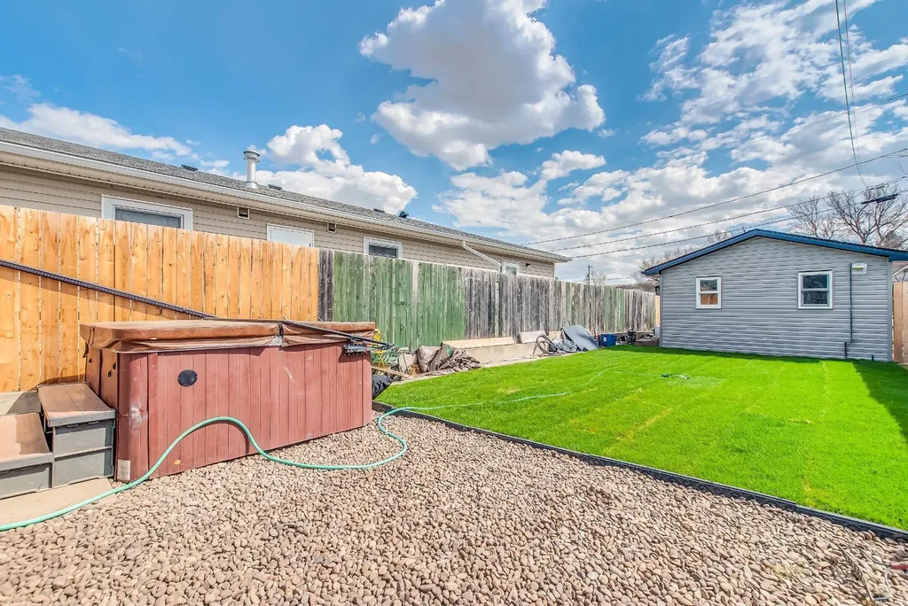 1313 Bridge Street SE Medicine Hat AB T1A 1E5