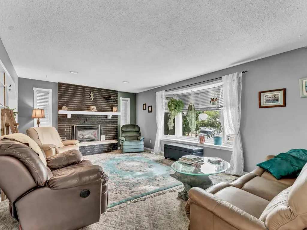 215 4 Street SE Redcliff AB T0J 2P0