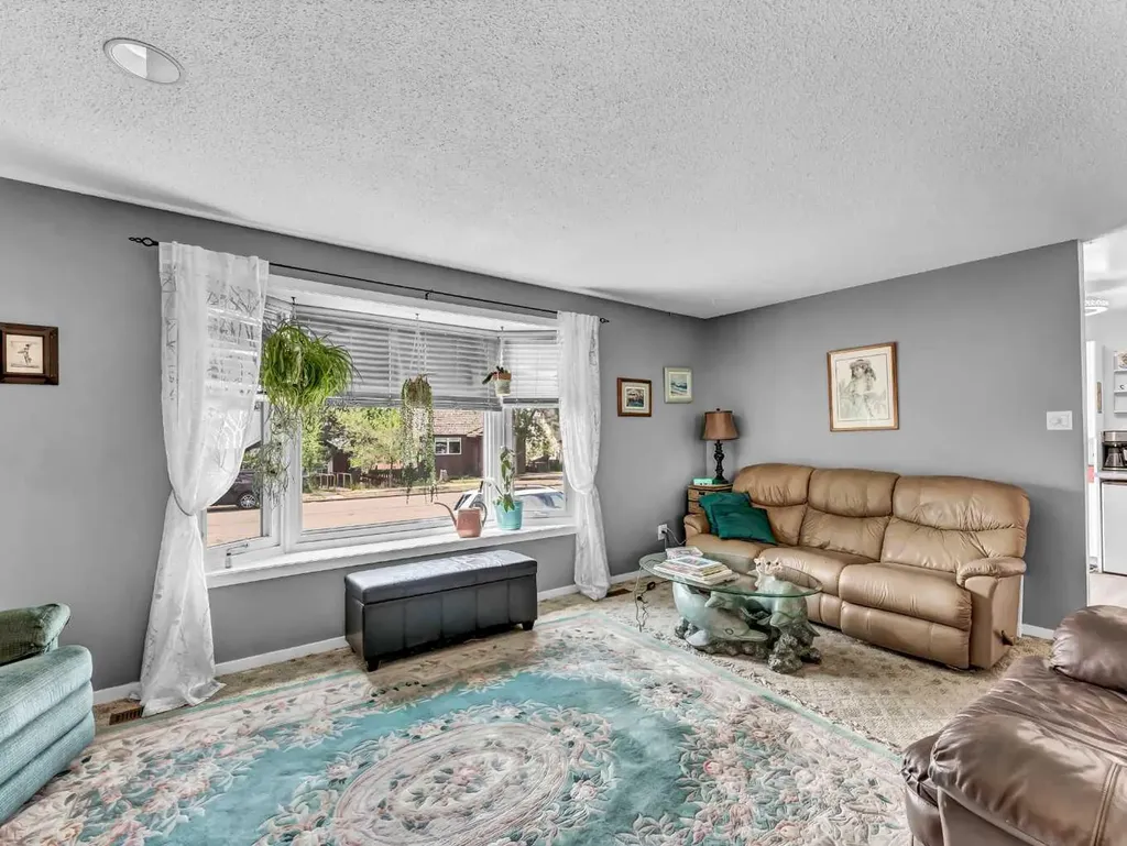 215 4 Street SE Redcliff AB T0J 2P0