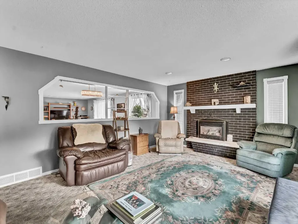 215 4 Street SE Redcliff AB T0J 2P0