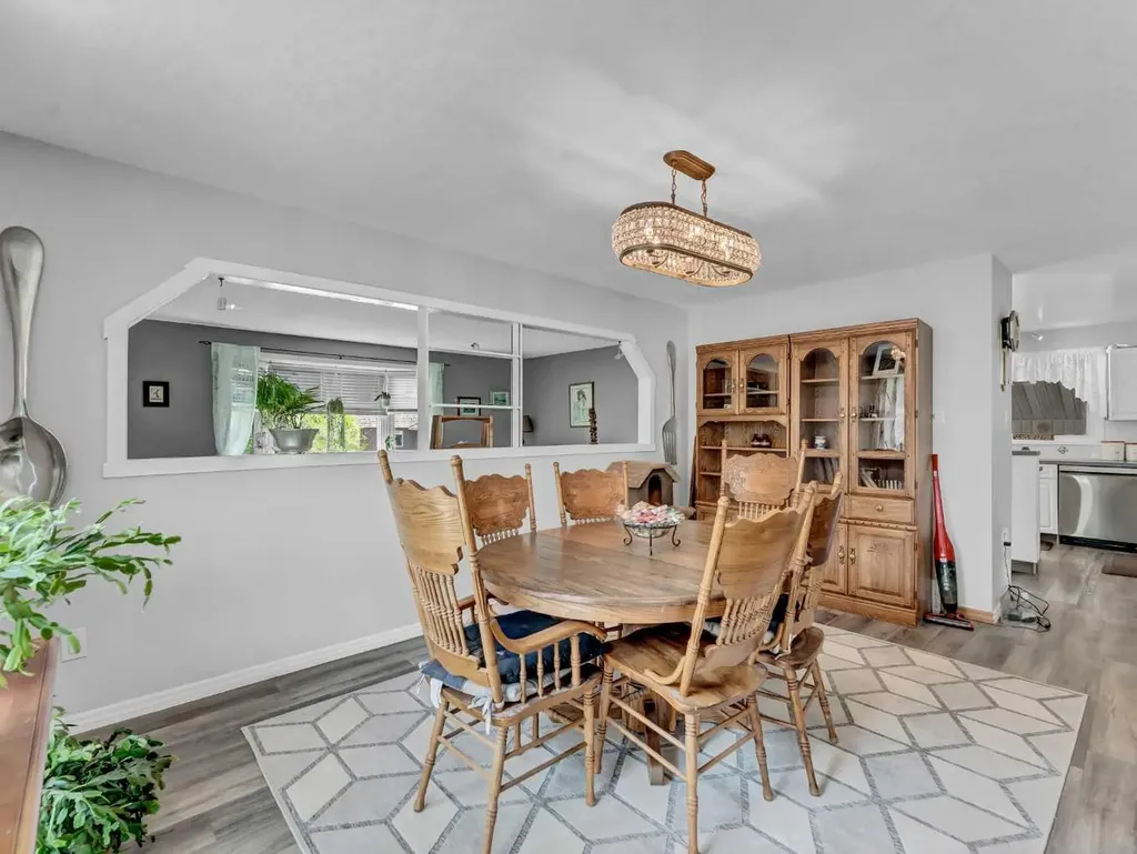 215 4 Street SE Redcliff AB T0J 2P0