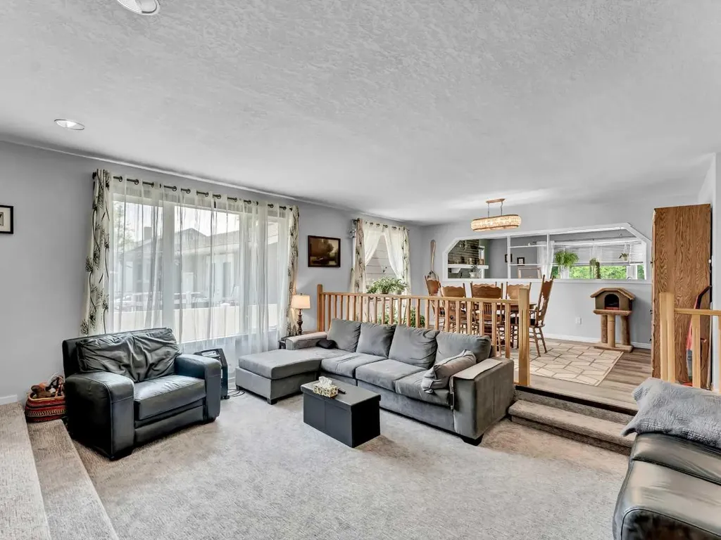 215 4 Street SE Redcliff AB T0J 2P0