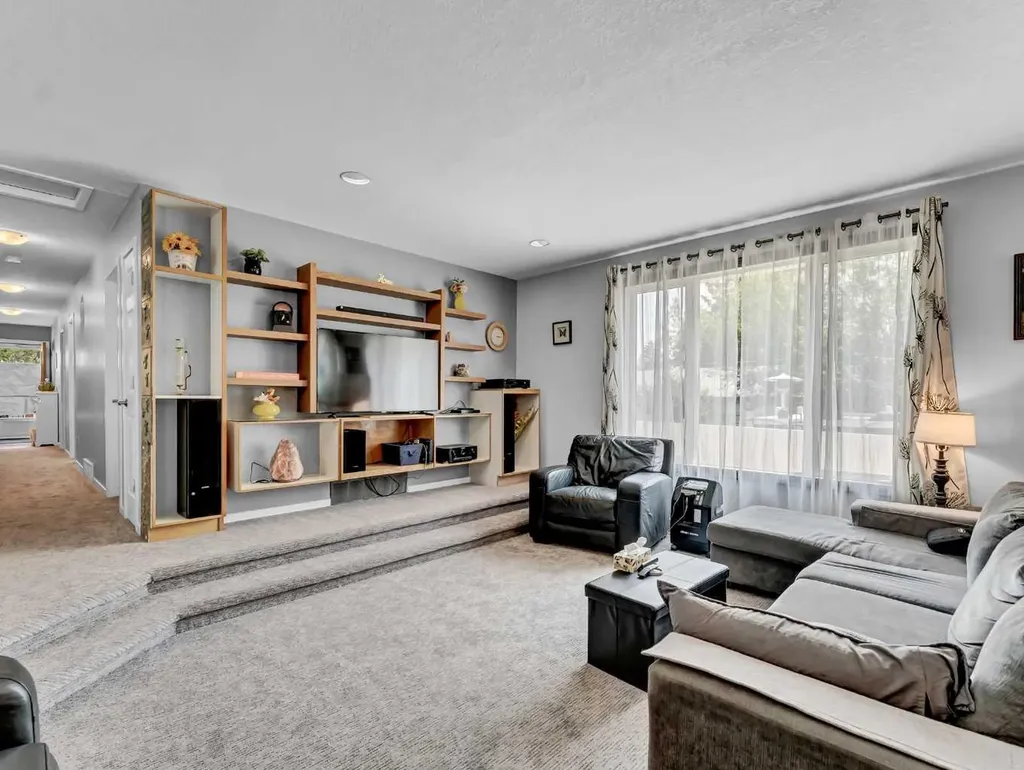 215 4 Street SE Redcliff AB T0J 2P0