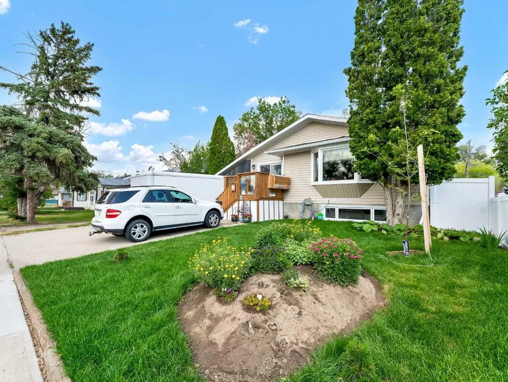 215 4 Street SE Redcliff AB T0J 2P0