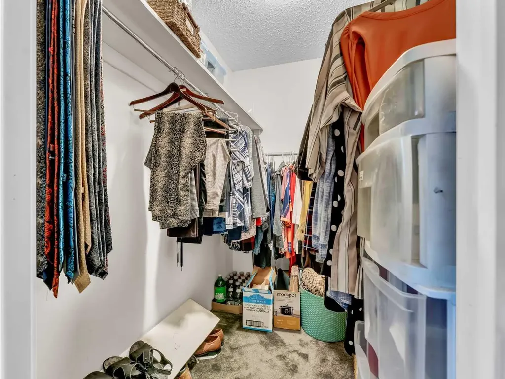 215 4 Street SE Redcliff AB T0J 2P0