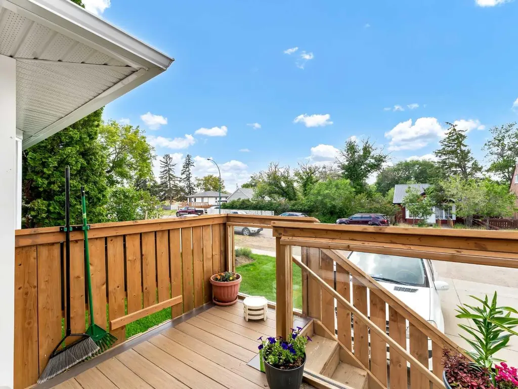 215 4 Street SE Redcliff AB T0J 2P0