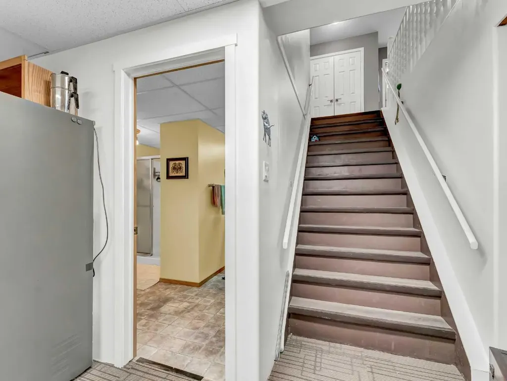 215 4 Street SE Redcliff AB T0J 2P0