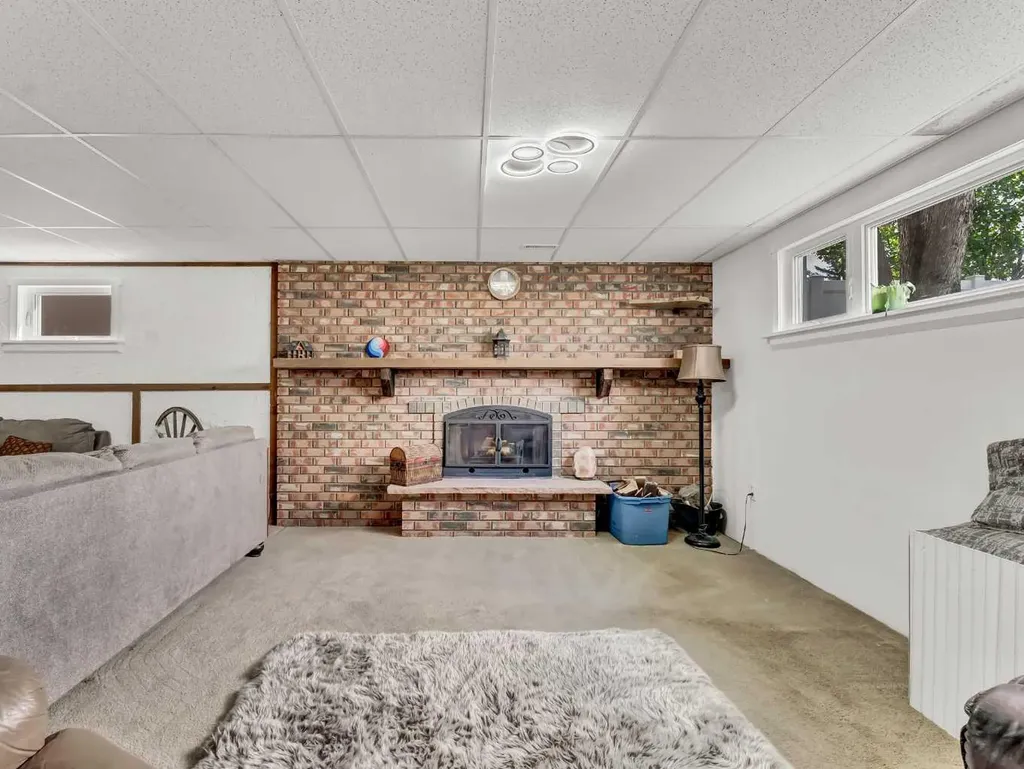 215 4 Street SE Redcliff AB T0J 2P0