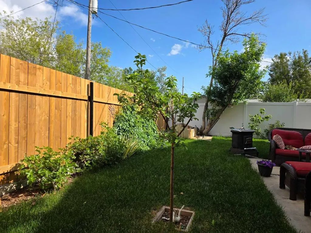 215 4 Street SE Redcliff AB T0J 2P0