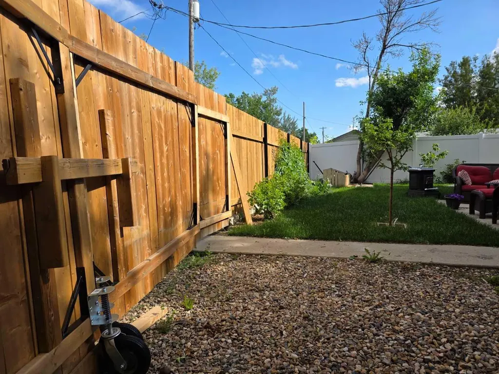 215 4 Street SE Redcliff AB T0J 2P0