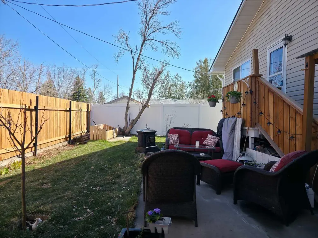 215 4 Street SE Redcliff AB T0J 2P0
