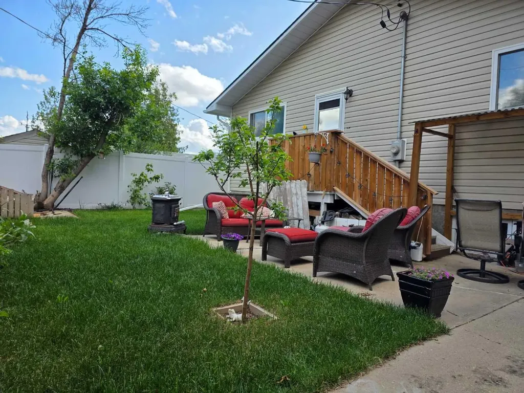 215 4 Street SE Redcliff AB T0J 2P0