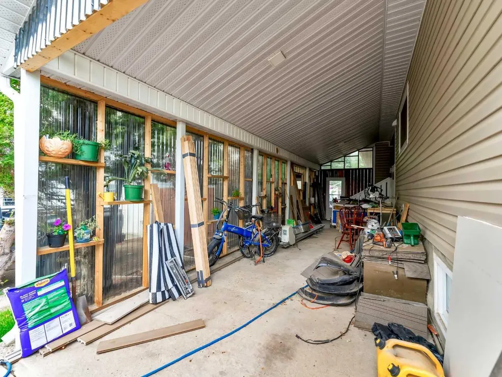 215 4 Street SE Redcliff AB T0J 2P0