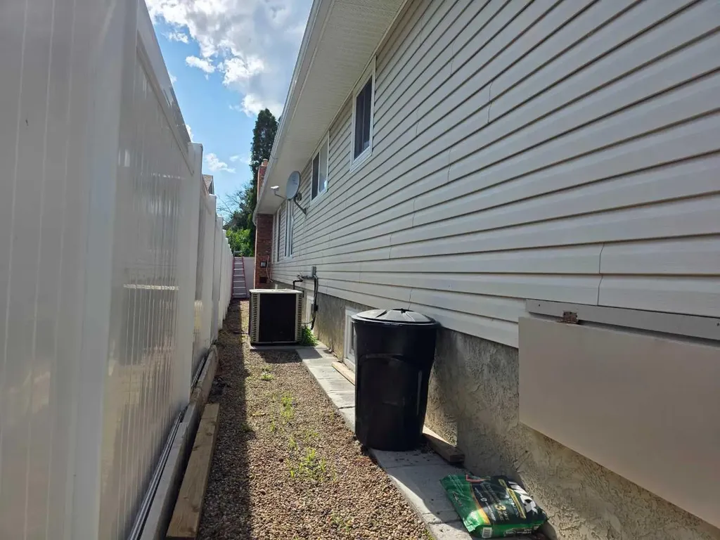 215 4 Street SE Redcliff AB T0J 2P0
