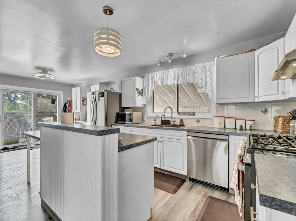 215 4 Street SE Redcliff AB T0J 2P0