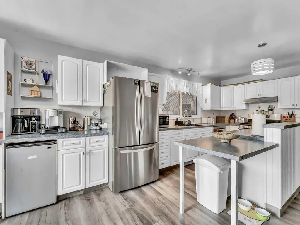 215 4 Street SE Redcliff AB T0J 2P0
