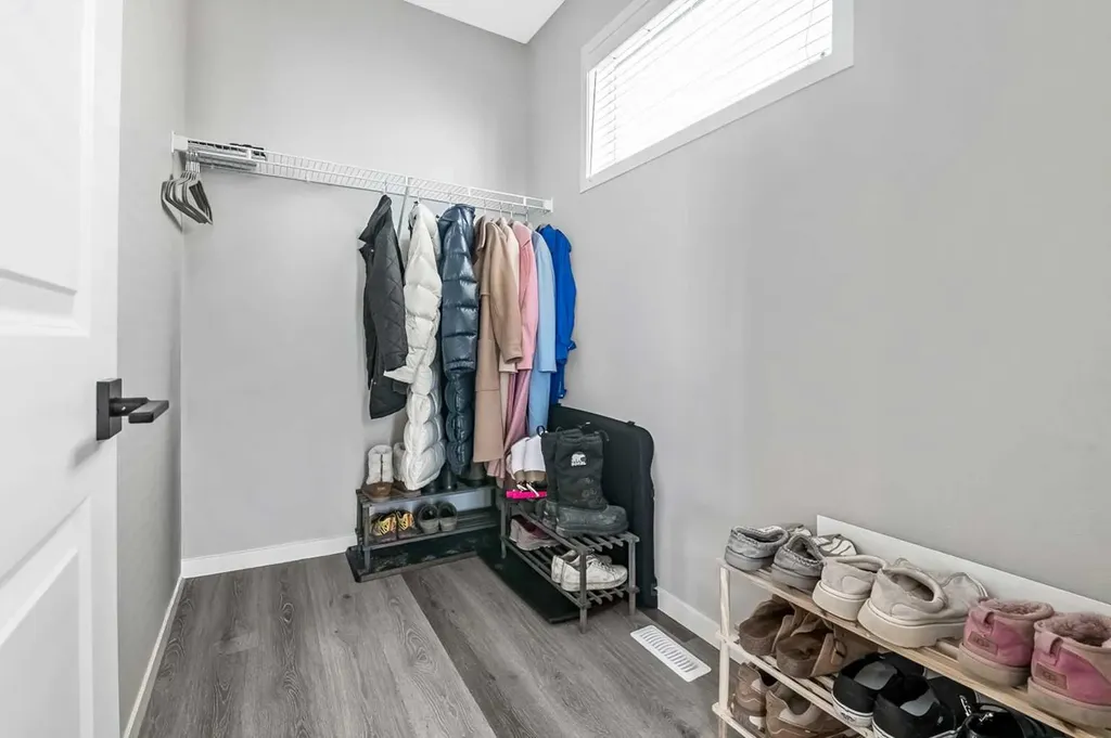 68 Wolf Gate Okotoks AB T1S 5T9