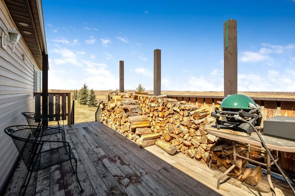 232080 Range Road 250 Rural Wheatland County AB T1P1J6
