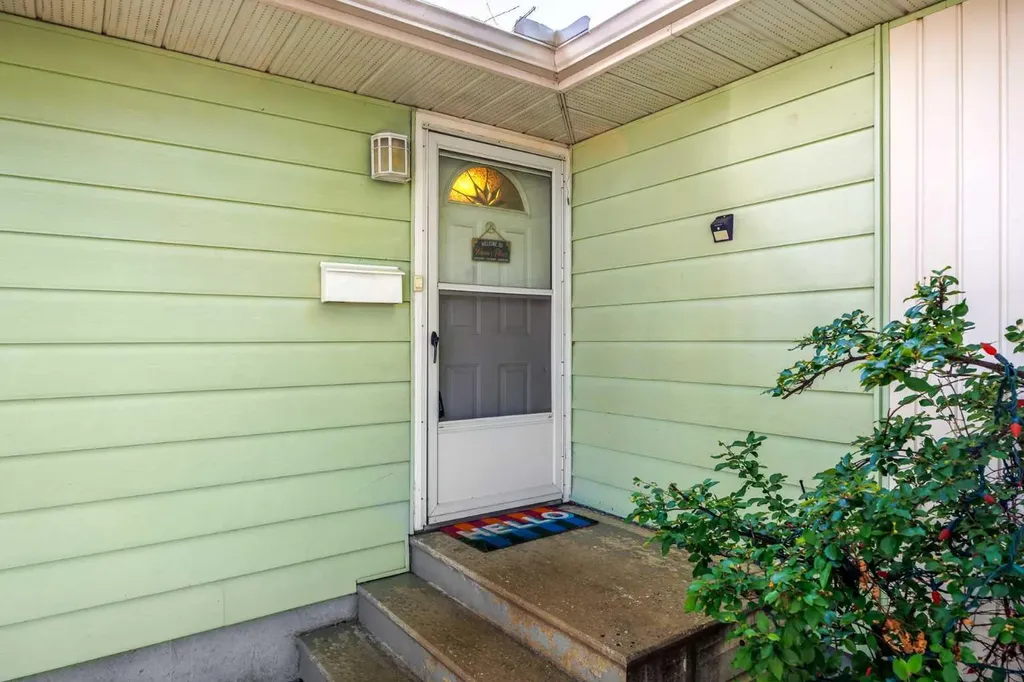 5 Fraser Road SE Calgary AB T2H 1E4