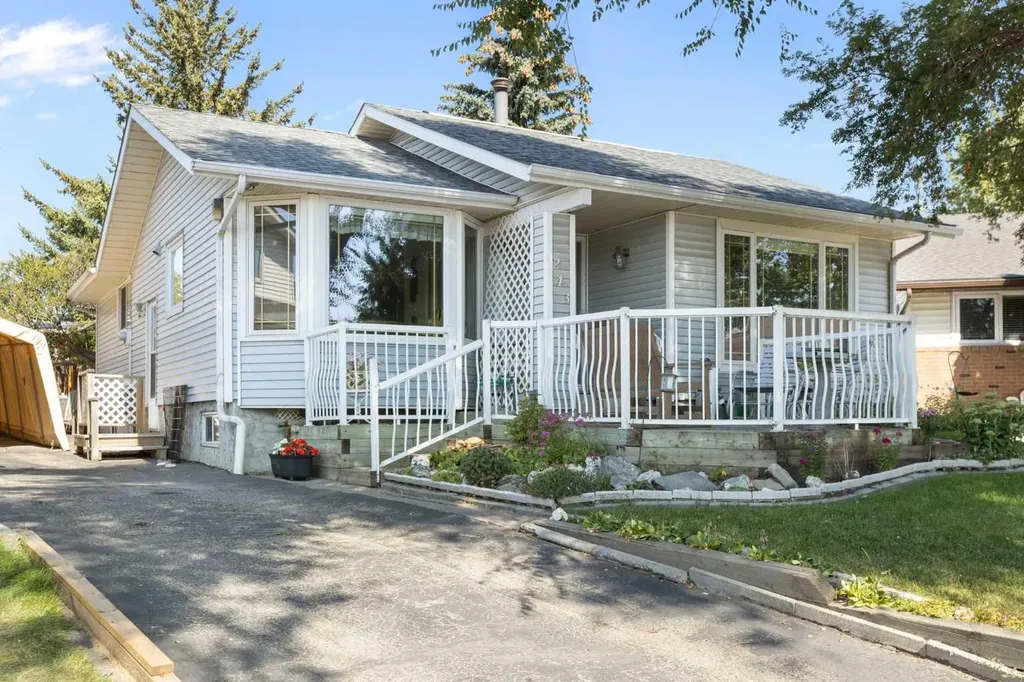 243 Radcliffe Place SE Calgary AB T2A 6M9