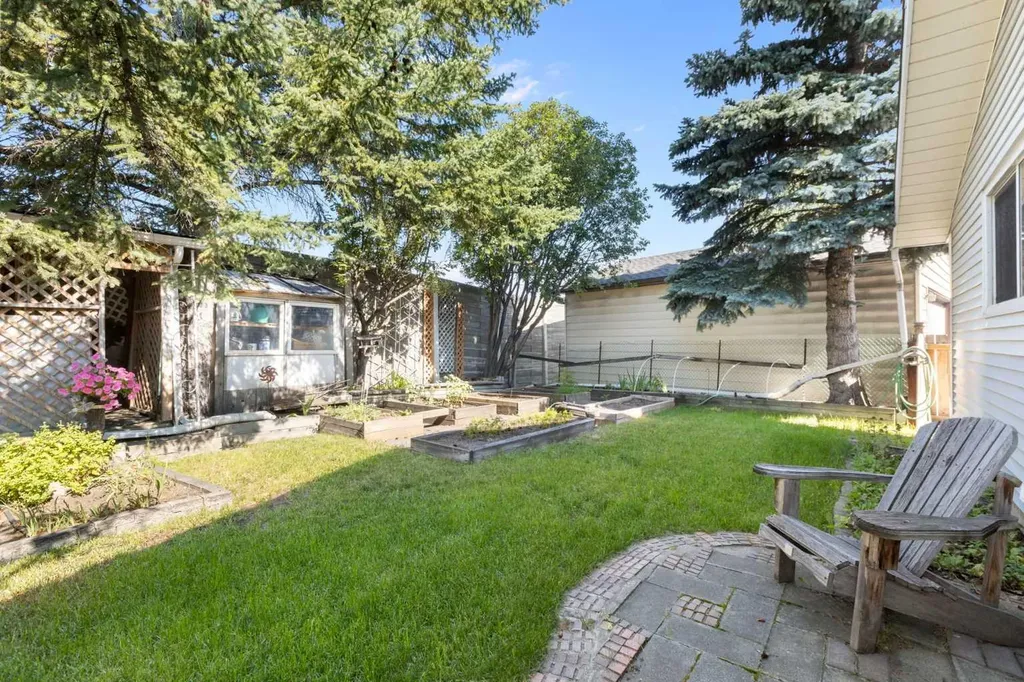 243 Radcliffe Place SE Calgary AB T2A 6M9