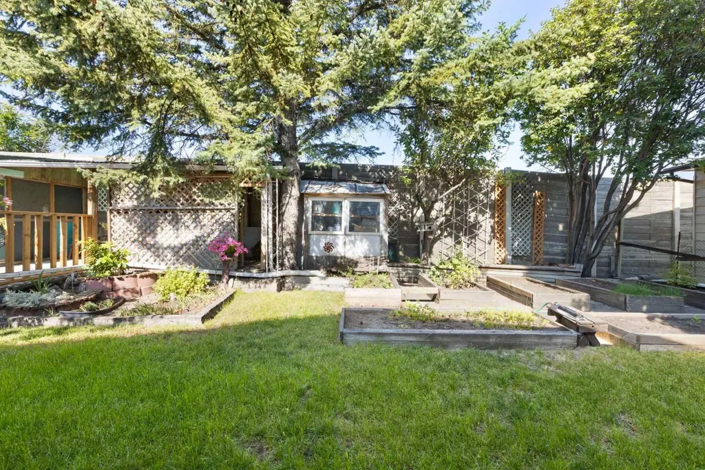 243 Radcliffe Place SE Calgary AB T2A 6M9