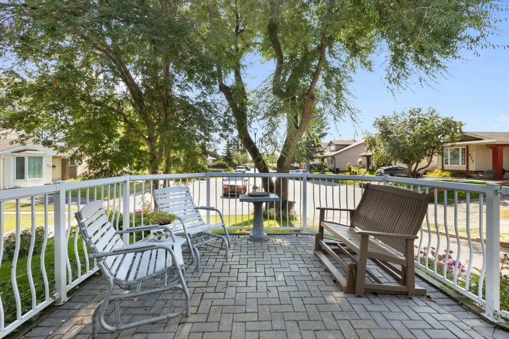243 Radcliffe Place SE Calgary AB T2A 6M9