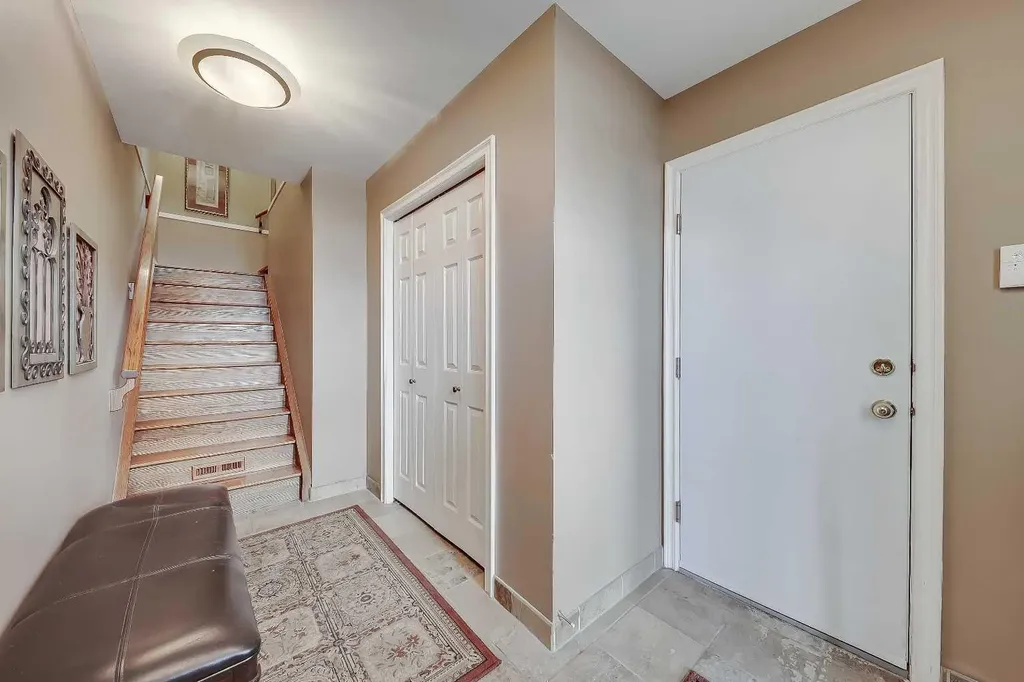446 Killarney Glen Court SW Calgary AB T3E 7H4